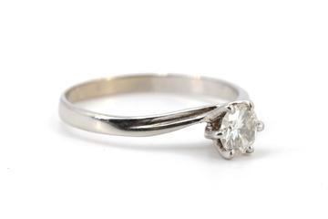 Vorschaubild: Schmaler Silberring mit einem runden, facettierten Stein.