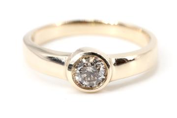 Vorschaubild: Goldring mit rundem, facettiertem Diamant in der Mitte